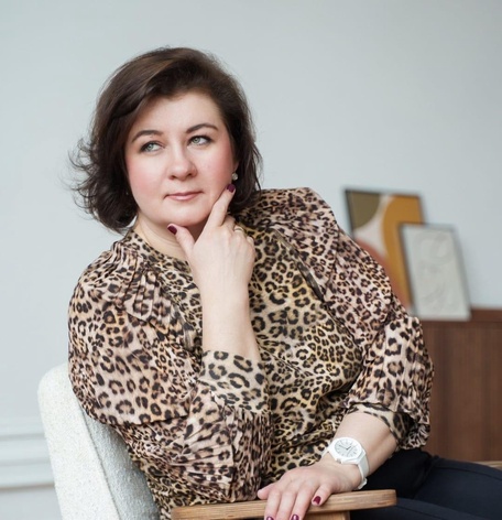 Меня зовут Юлия. 
Я семейный психотерапевт